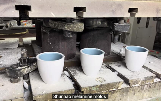 Фабрика Шуньхао: производство двухцветной меламиновой посуды
    
