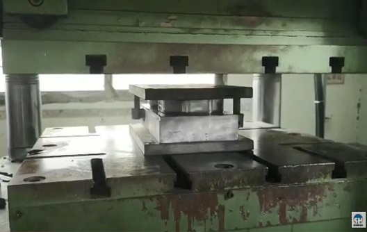 Как установить меламиновые пресс-формы в меламиновую формовочную машину?